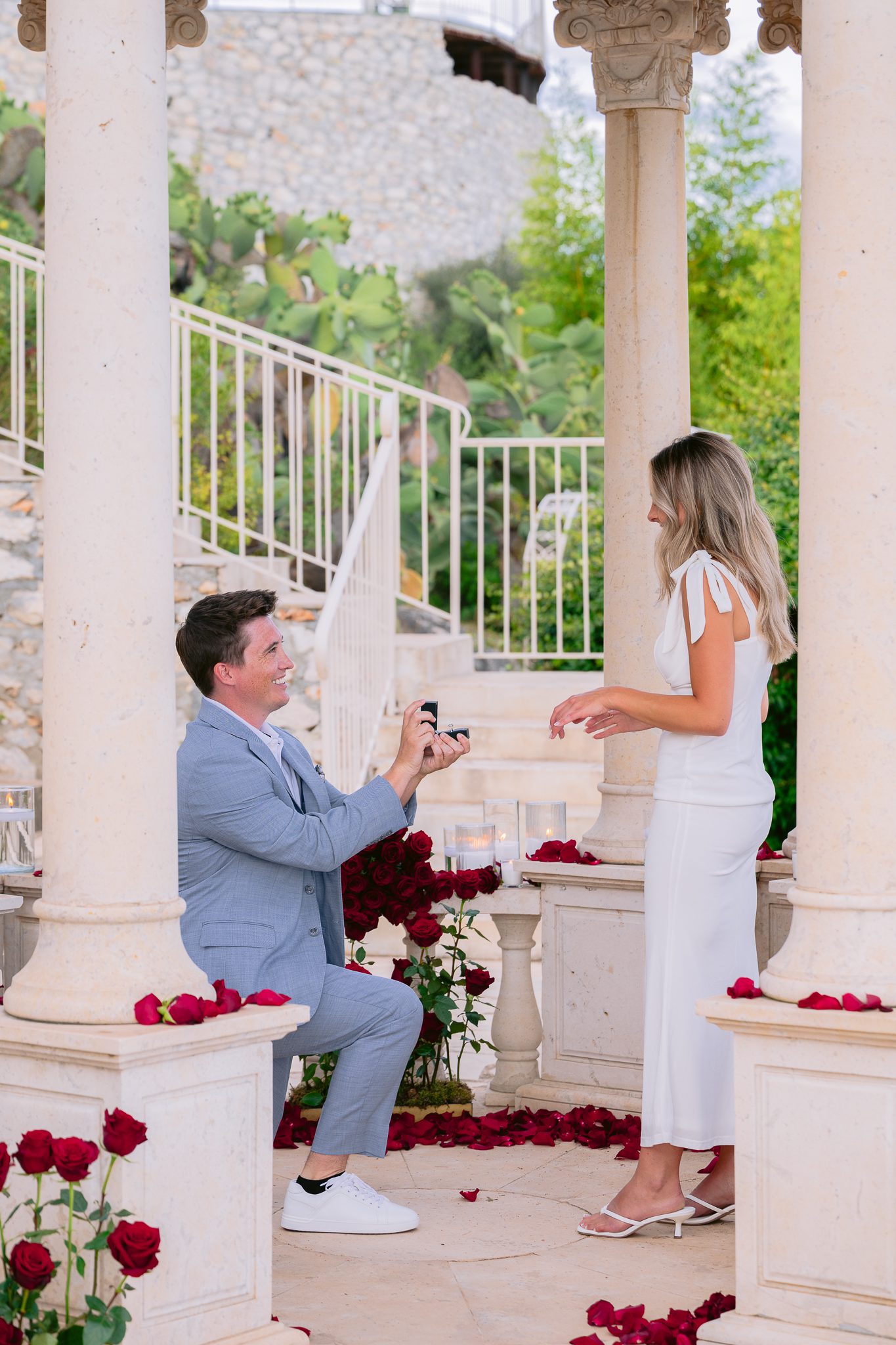 Wedding proposal at the Dôme de La Chèvre d'Or | Red roses and candles in Èze