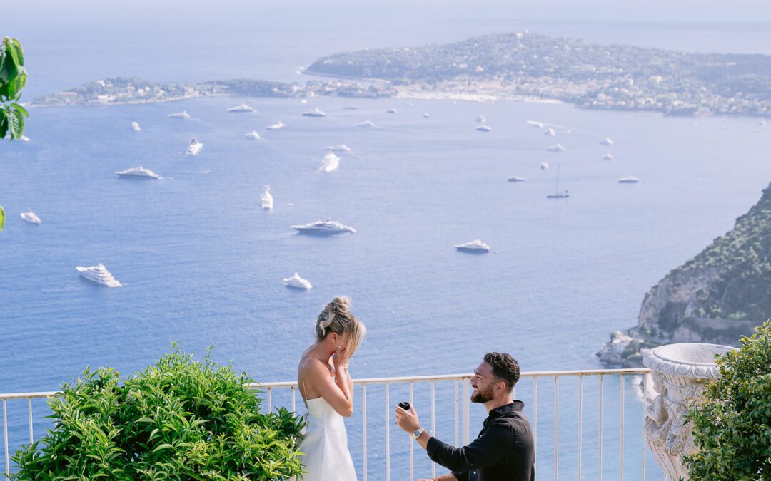 Wedding proposal at La Chèvre d'Or with photo session | Terrasse du Café du Jardin