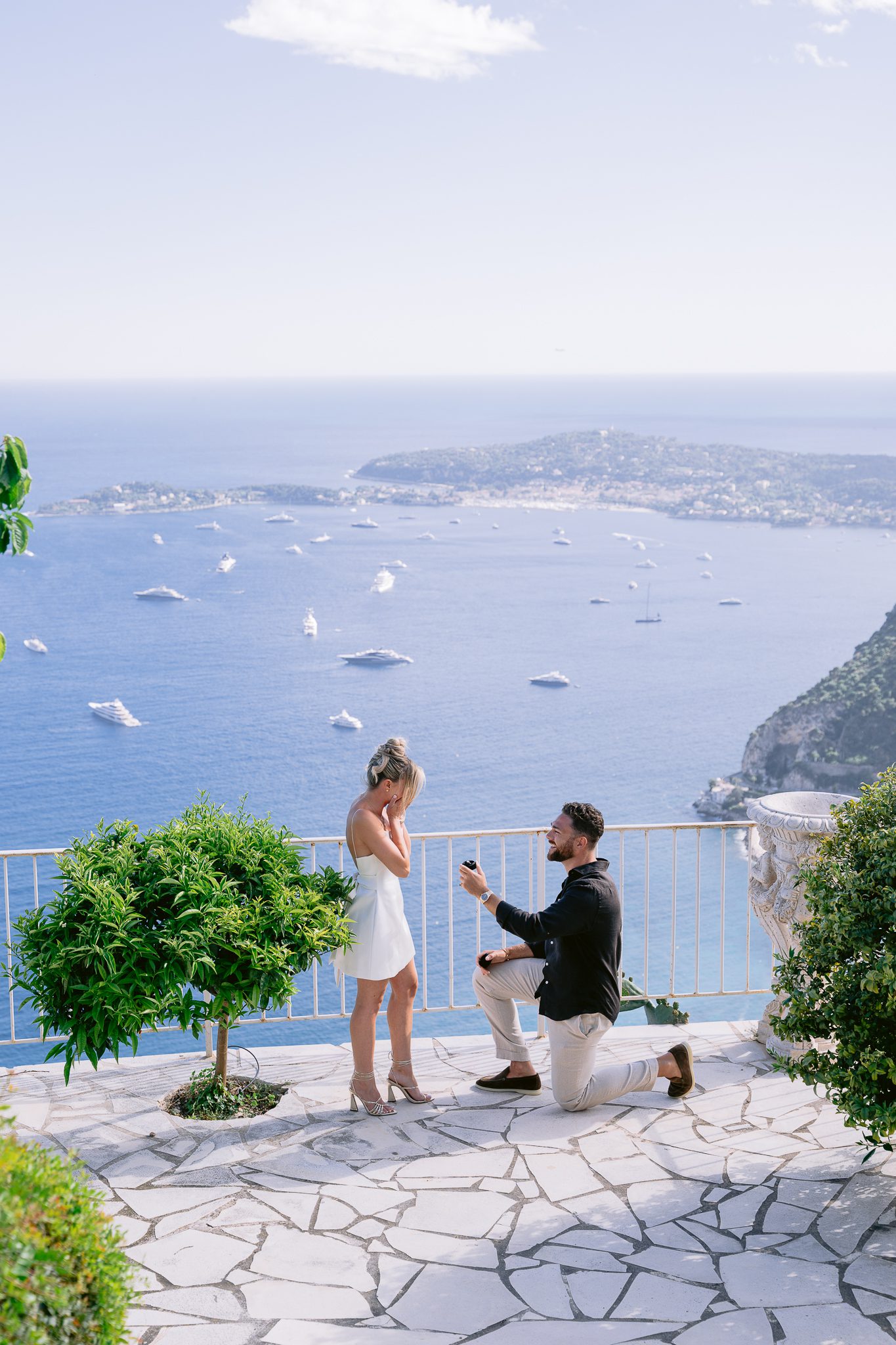 Wedding proposal at La Chèvre d'Or with photo session | Terrasse du Café du Jardin