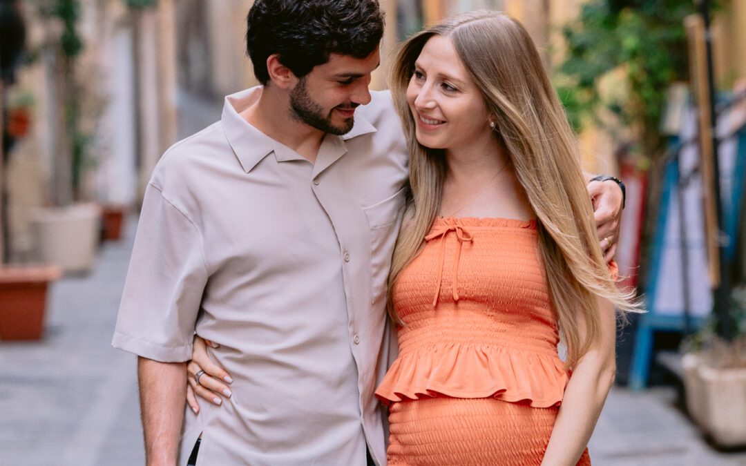 Pregnancy session in Menton with several settings: old town, staircases and seaside.