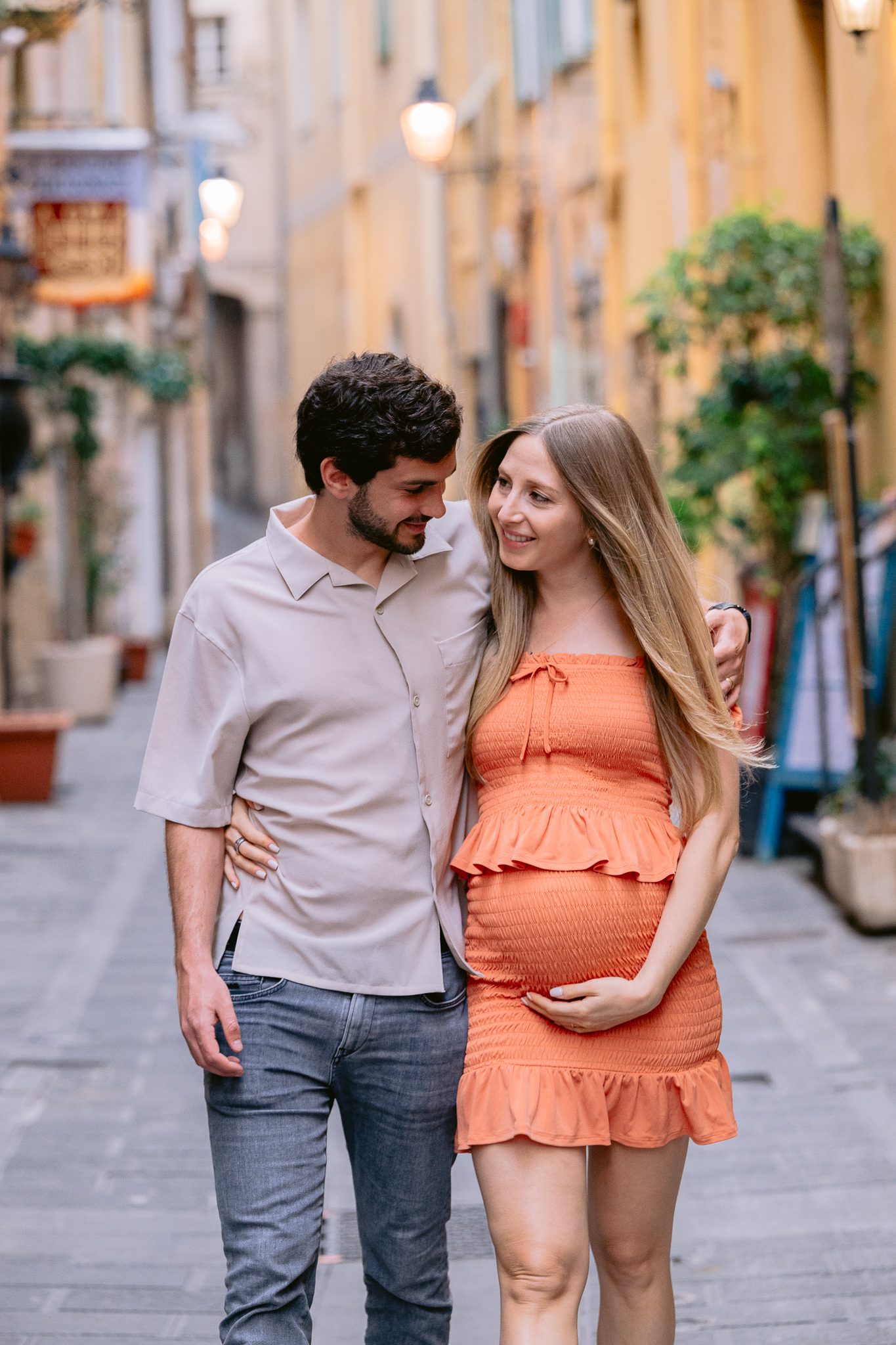 Pregnancy session in Menton with several settings: old town, staircases and seaside.