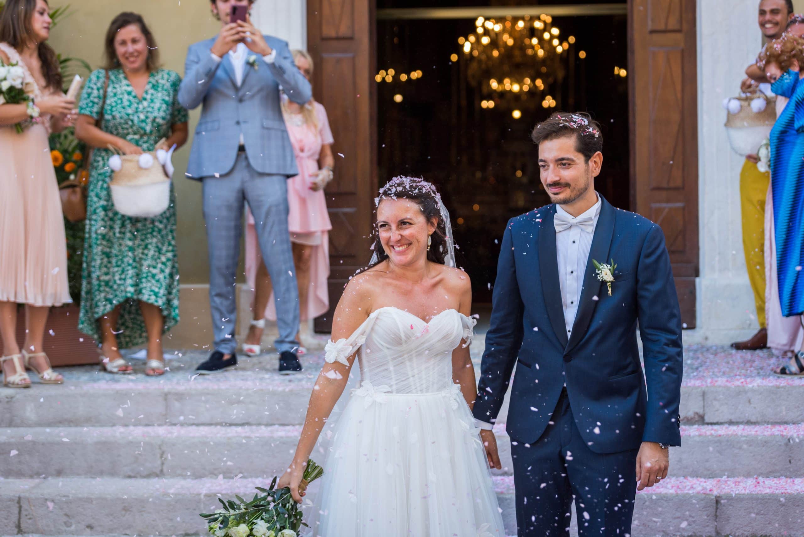 How many pictures on average are taken by a wedding photographer?